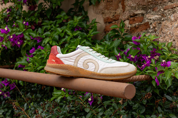 El Naturalista Barefoot Shoes with a nice garden background
