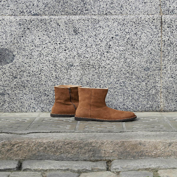 Birkenstock Uppsala Shearling Ladies ankle boots in dark tea suede with side zipper and arch support, outdoor footwear.