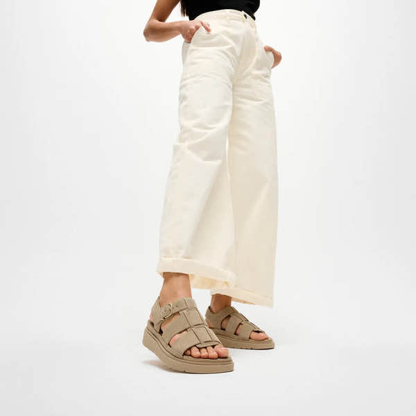 FitFlop A3T-923 Gen-FF Suede Fisherman sandals for women, cappuccino color, buckle detail, suede material, casual style.