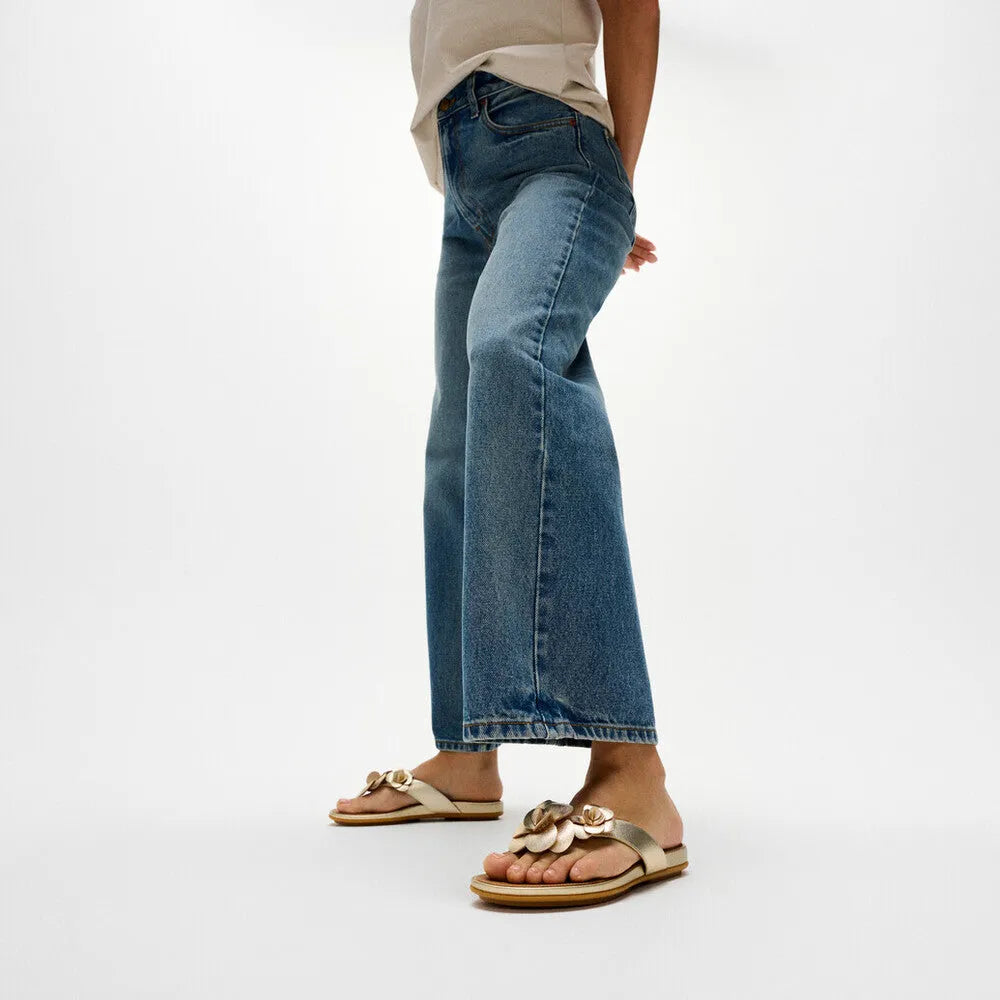 FitFlop A4A-675 Gracie Flower women's platinum leather T-bar sandals with floral embellishments.