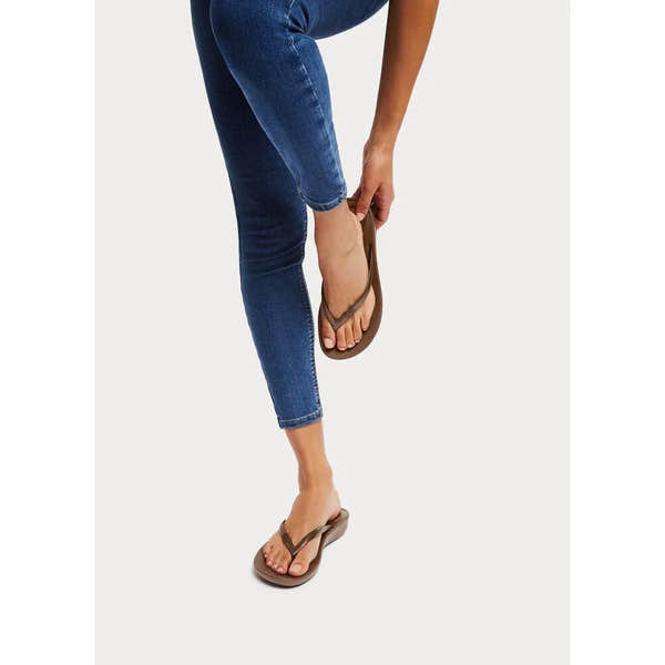 FitFlop E54-012 Iquishion women's bronze T-strap sandals with cushioned sole, paired with jeans.