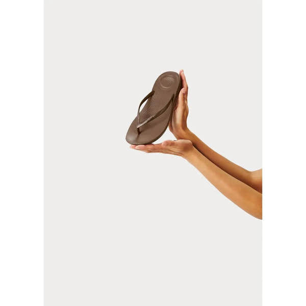 FitFlop E54-012 Iquishion Ladies Bronze T-bar Sandals, lightweight flip-flops with metallic bronze strap, cushioned footbed, for women.
