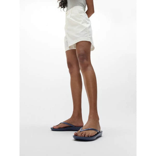 FitFlop E54-399 Iquishion Ladies Midnight Navy T-bar Sandals with cushioned sole and minimalist design.
