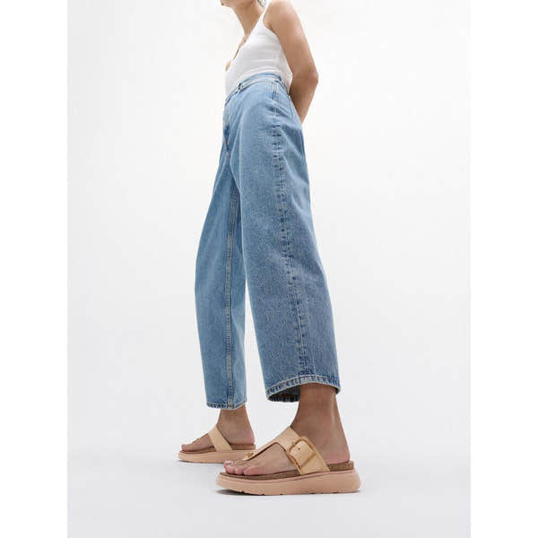 FitFlop HE7-B41 Ladies Wide Beige Leather Buckle Sandals with adjustable straps and chunky soles.