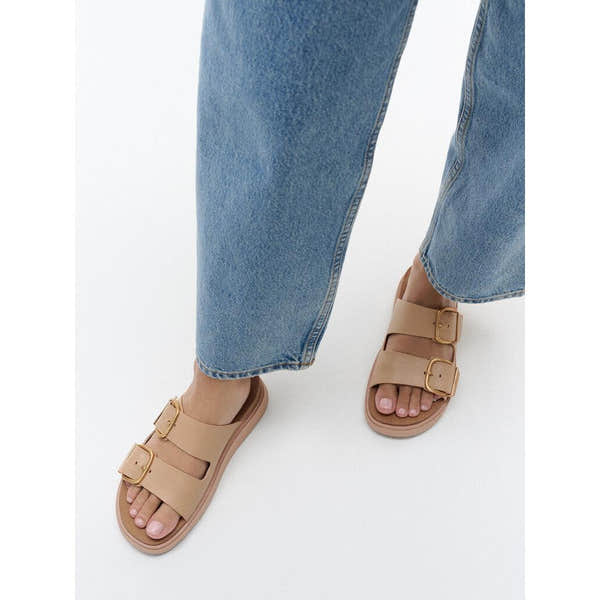 FitFlop HE8-B41 Gen-FF women's beige leather wide buckle sandals, open-toe design, casual summer footwear.