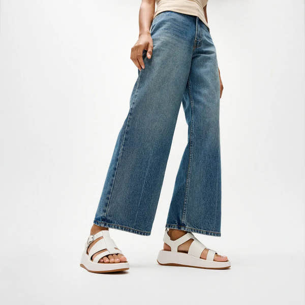 FitFlop HV1-194 F-Mode Leather Flatform sandals for women, white leather uppers, buckle straps, chunky platform, urban style.