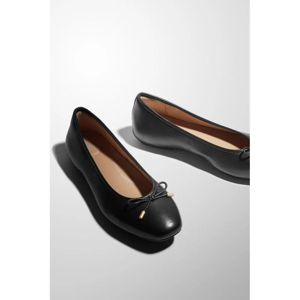 FitFlop HX8-001 Delicato Bow ladies black leather slip-on shoes with bow detail and rounded toe.