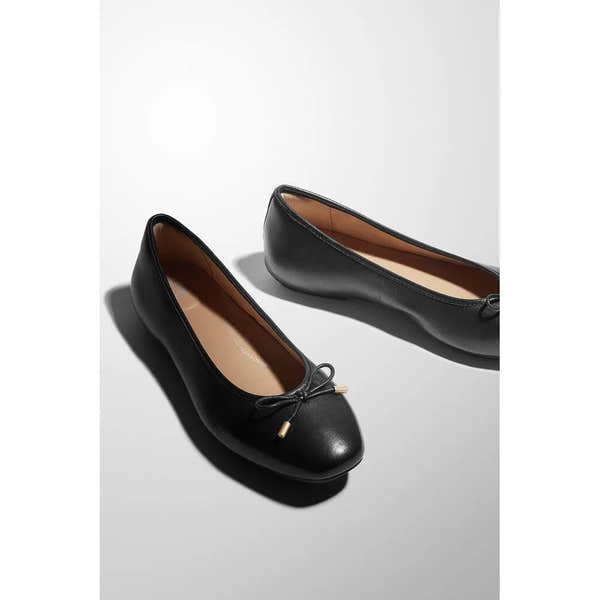 FitFlop HX8-001 Delicato Bow ladies black leather slip-on shoes with bow detail and rounded toe.