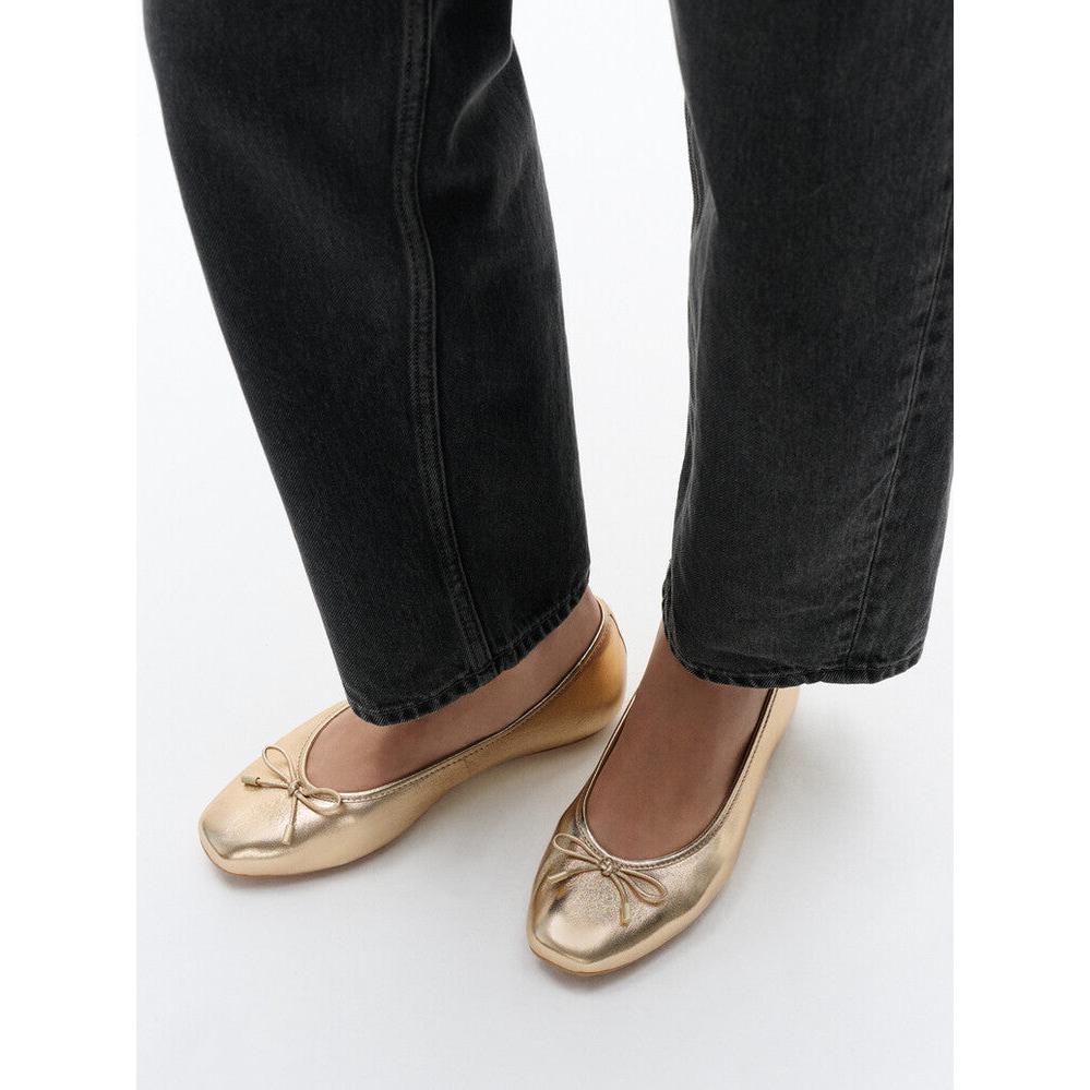 FitFlop IH2-675 Delicato Bow women's narrow platinum leather slip-on shoes, ballet flats with bow detail.