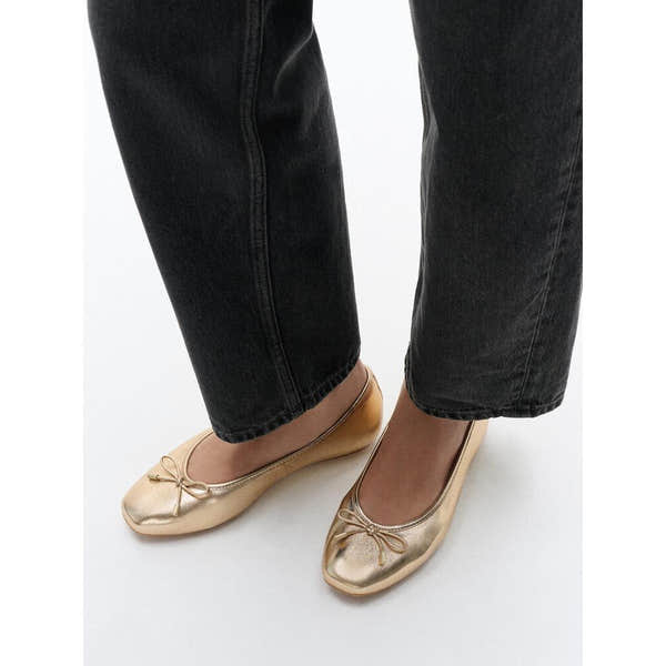 FitFlop IH2-675 Delicato Bow women's narrow platinum leather slip-on shoes, ballet flats with bow detail.