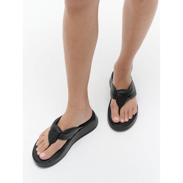 FitFlop IY1-090 F-Mode Knot Women's Black Leather Slip-On Sandals with knotted strap detail.