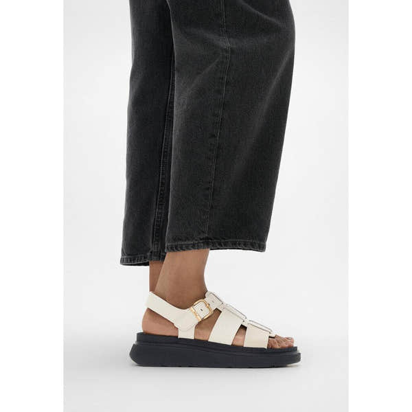 FitFlop IZ1-A99 Gen-FF women's wide beige leather buckle sandals with chunky black sole.