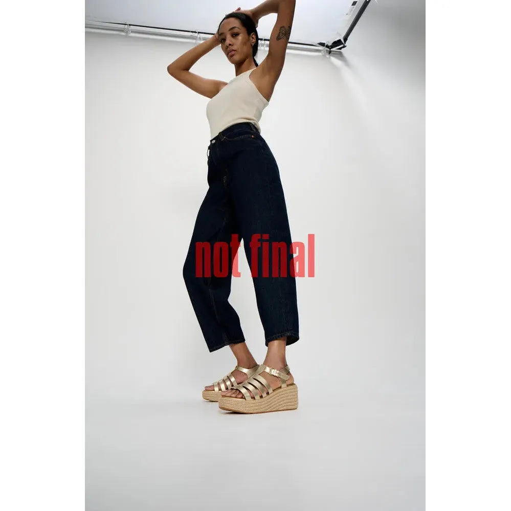 FitFlop JF5-675 platform espadrille sandals for women in platinum leather with T-bar design and wedge heel.