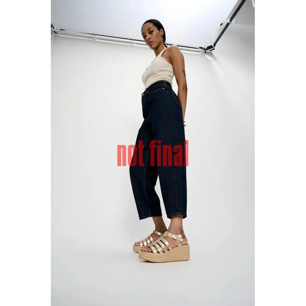 FitFlop JF5-675 platform espadrille sandals for women with platinum leather T-bar design and chunky wedge sole.