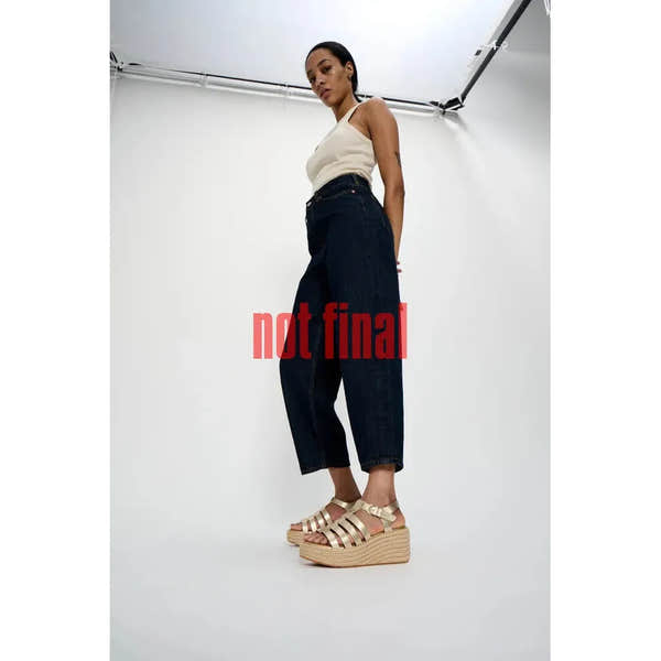 FitFlop JF5-675 platform espadrille sandals for women with platinum leather T-bar design and chunky wedge sole.