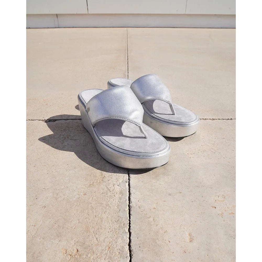 FitFlop JF8-011 platform wedge silver textile T-strap sandals for women. Chunky heel, metallic finish, open-toe design.
