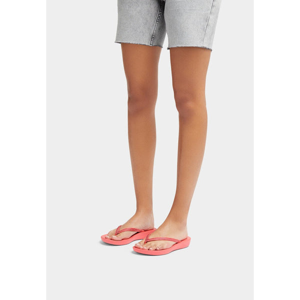 FitFlop R08-B09 Iqushion Sparkle Ladies Rosy Coral Toe Post Sandals-elevate your sole
