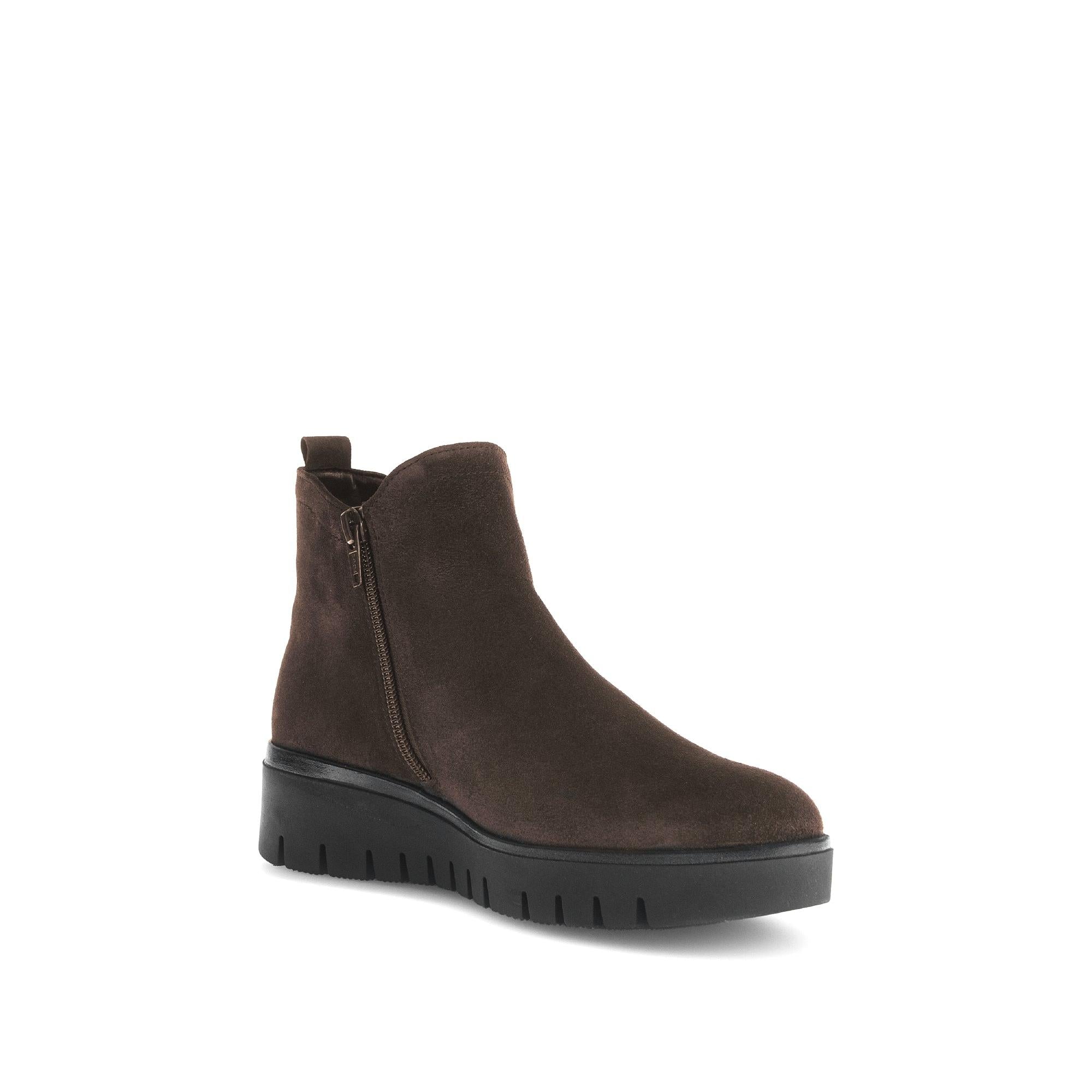 Gabor Dublin Women's Dark Brown Suede Side Zip Ankle Boots with chunky black sole and pull tab detaljer.