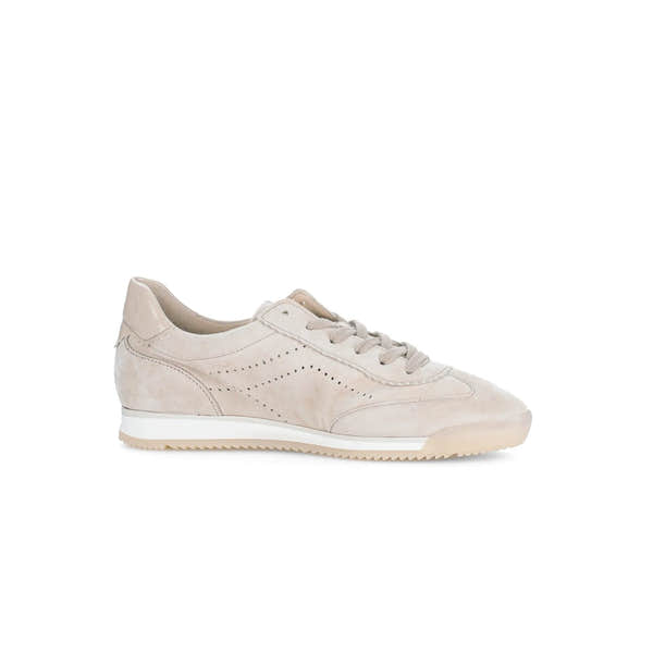 Gabor Novice ladies lace-up trainers in beige oak leather with perforated details and a white and beige rubber sole.