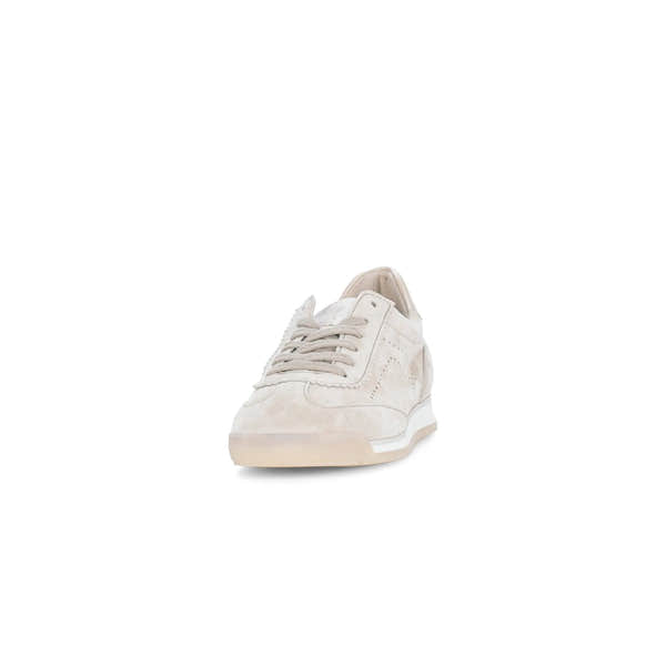 Gabor ladies' oak leather lace-up trainers with a beige sole and subtle stitching details, stylish and casual.