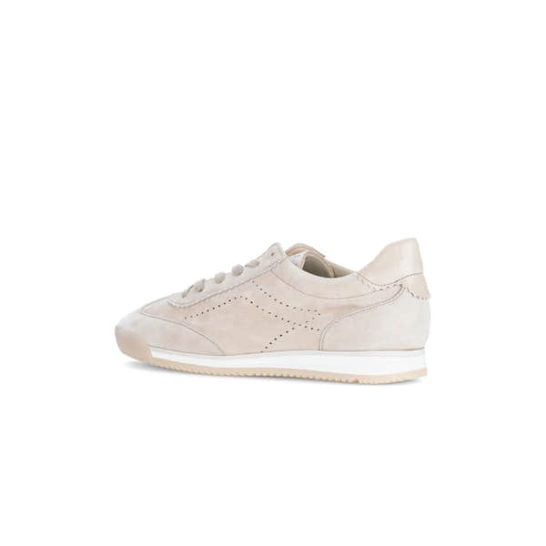 Gabor Novice ladies' lace-up trainers in oak-colored leather with perforated details and a white rubber sole.