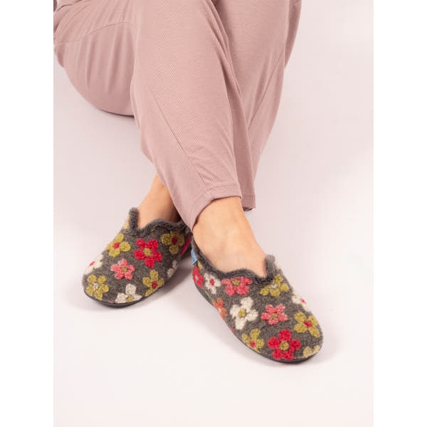 Lunar KLA253 Lychee women's Spanish grey textile slippers with floral pattern and cozy fuzzy lining.