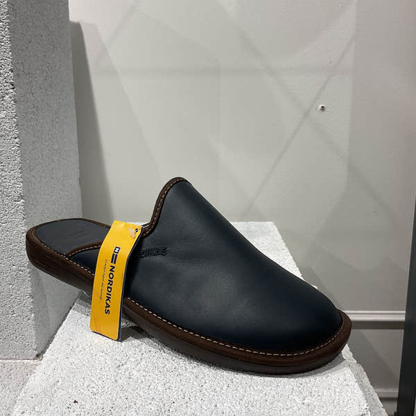 Nordikas 131 men's Spanish navy leather slip-on mules with brown sole and yellow tag.