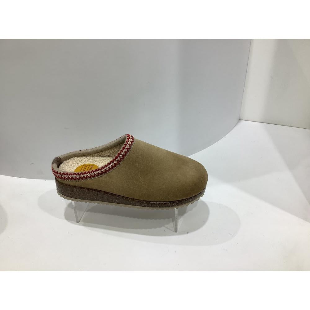 Nordikas 2247 ladies Spanish suede slip-on mule with beige and red trim, cushioned interior, and comfortable slip-on design.