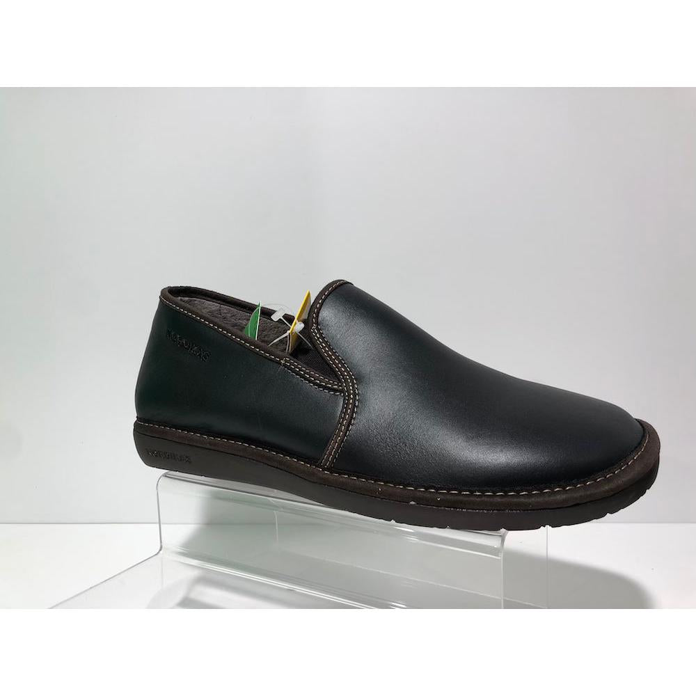 Men's black leather slip-on slippers, Nordikas 663, with smooth upper, cushioned sole, and slip-resistant outsole.