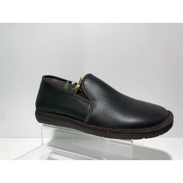 Men's black leather slip-on slippers, Nordikas 663, with smooth upper, cushioned sole, and slip-resistant outsole.
