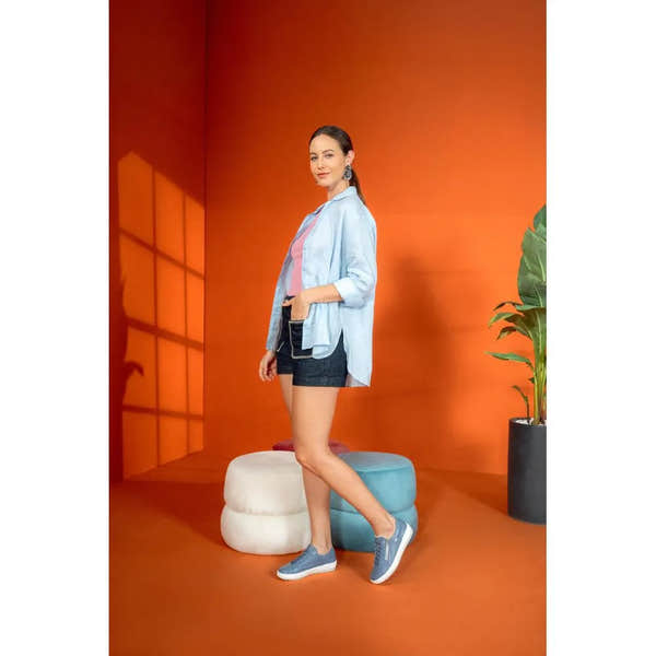 Remonte D0700-16 blue leather zip and lace shoes, water-resistant, paired with denim shorts and a light blue shirt.