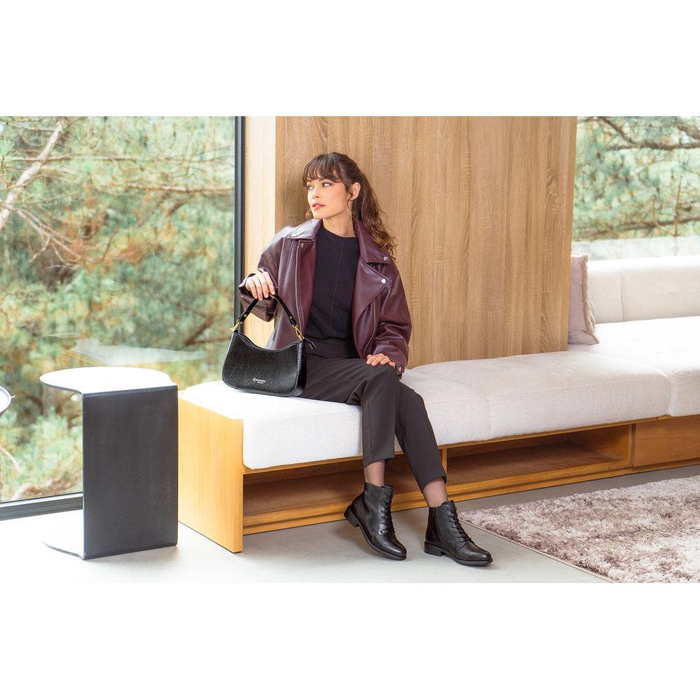 Remonte Q0721-02 Ladies Black Handbag, stylish leather accessory with top handle, in a modern indoor setting.