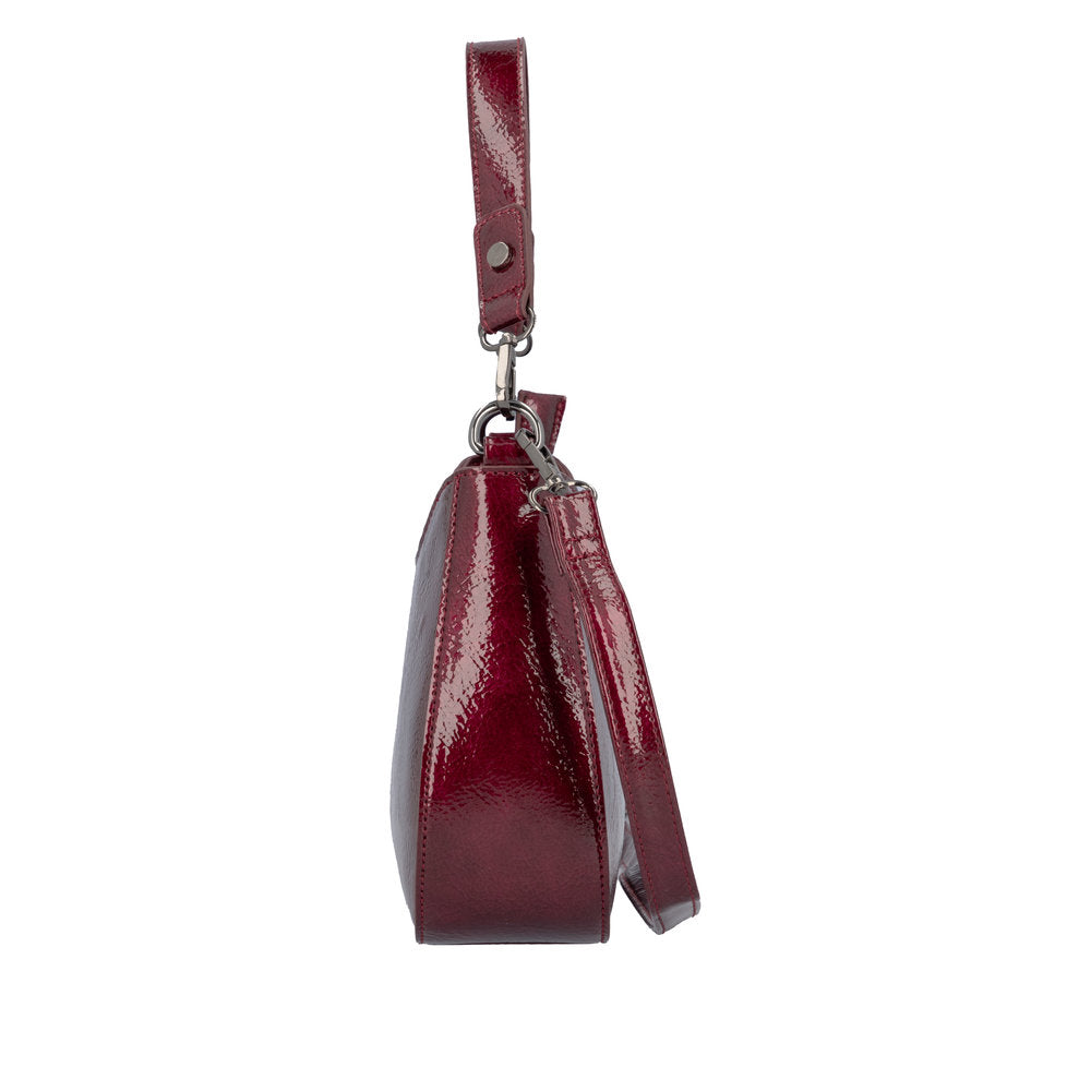 Remonte Q0721-33 red patent leather handbag with zipper and adjustable strap, side view.
