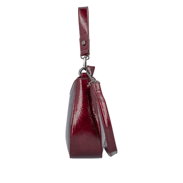 Remonte Q0721-33 red patent leather handbag with zipper and adjustable strap, side view.