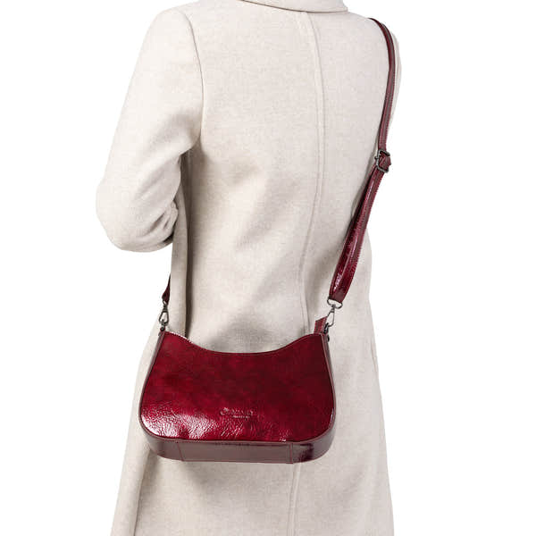 Remonte Q0721-33 red leather handbag with zip closure, worn crossbody style on a white coat.