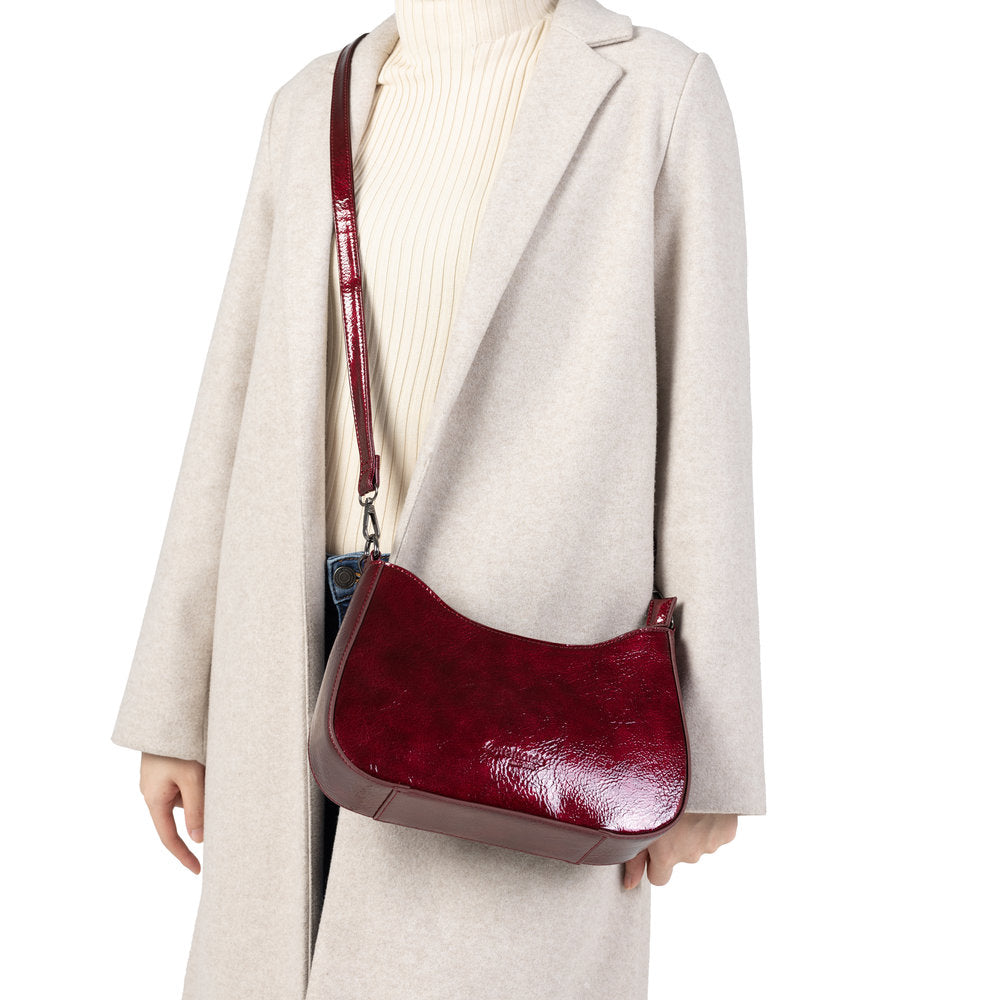 Remonte Q0721-33 red handbag with zipper and shoulder strap, stylish accessory, glossy finish, casual yet chic design.