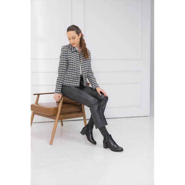 Remonte R5172-00 women's black ankle boots with side zipper, chunky heel, and sleek leather design.