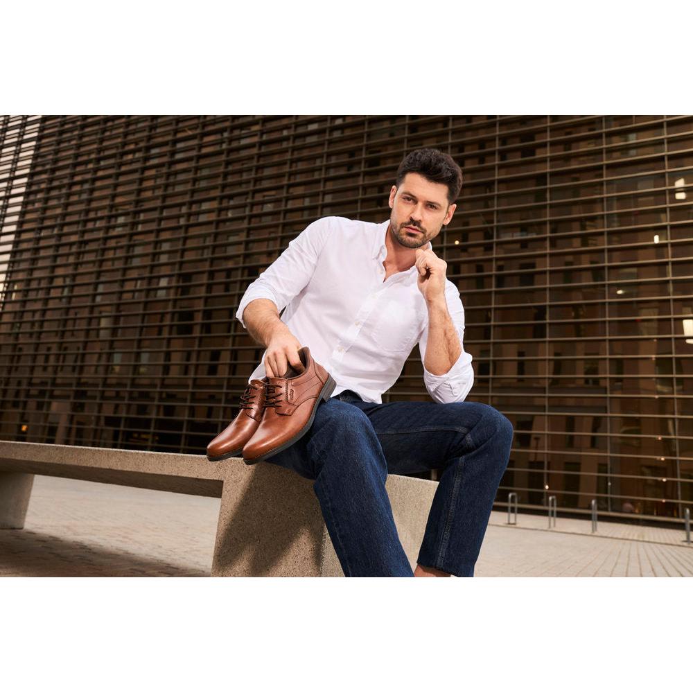 Men's wide brown leather lace-up shoes, stylish and comfortable for formal or casual wear.