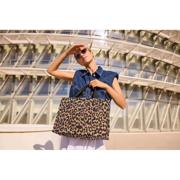 Rieker H1070-90 leopard print tote bag, stylish animal pattern, large capacity, casual accessory for women.