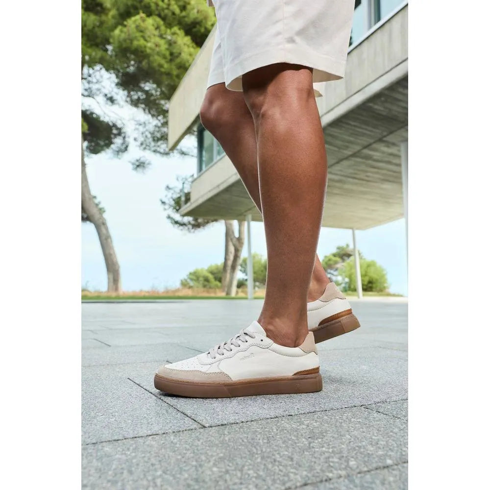 Men's white leather lace-up shoes with beige accents and brown soles, stylish and casual.