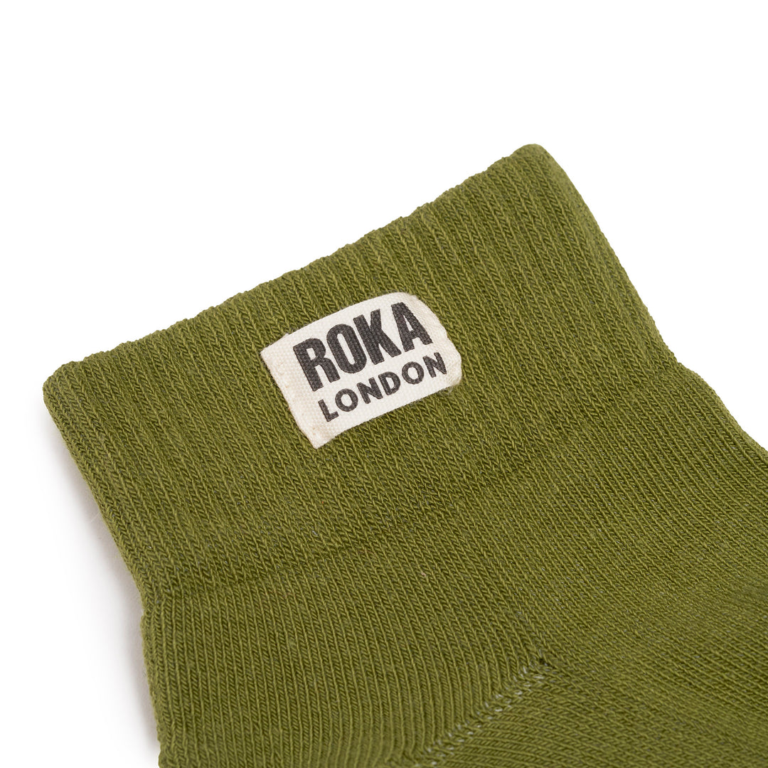 Roka Wembley men's sock in olive green with organic cotton, one size, logo patch detail.