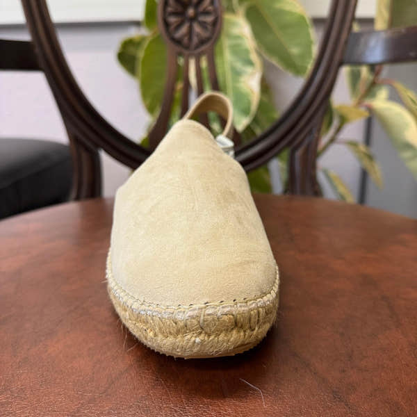 Toni Pons Nuria Ladies Spanish leather stone pull-on espadrille sandals, close-up view for product display.