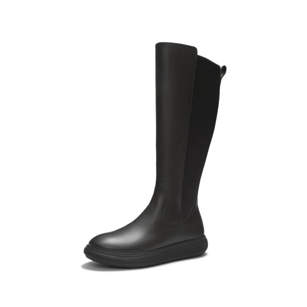 FitFlop AAV-090, All Black, three-quarter view.