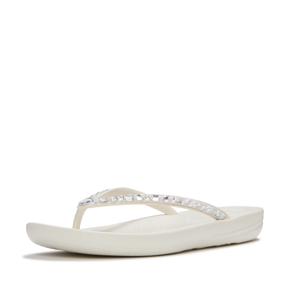 FitFlop JC8-477, Cream, three-quarter view.