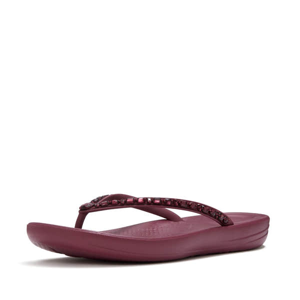 FitFlop JC8-E19, Dark Merlot, three-quarter view.