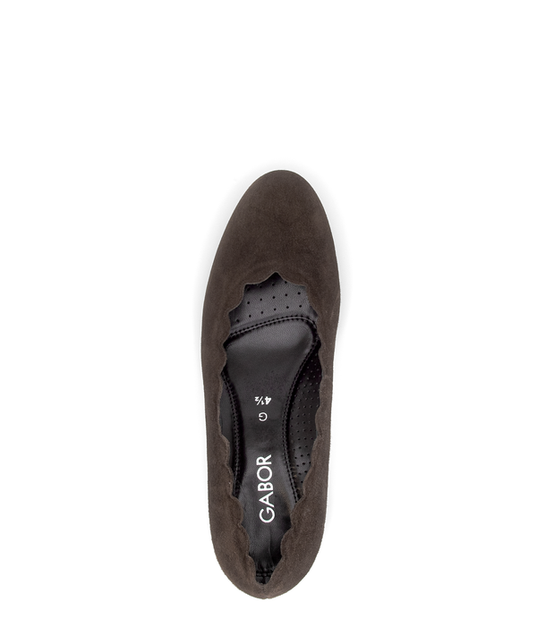 Gabor Gigi mocca brown scalloped court shoes, top view.