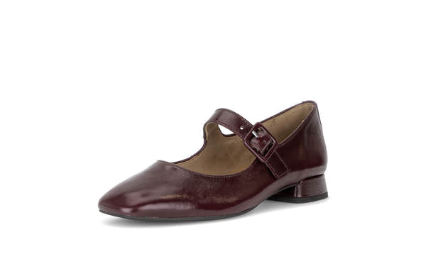 Gabor 3020.02.003 Iggy in mulberry burgundy, front three-quarter view.