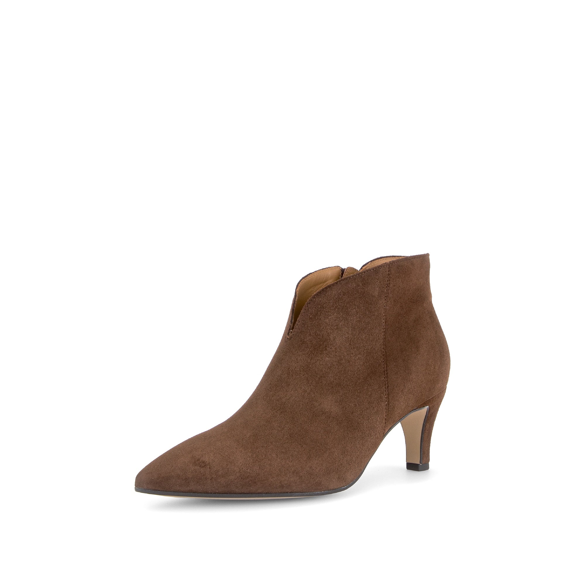 Gabor 8017.01.003 Terri in cacao brown, front three-quarter view.