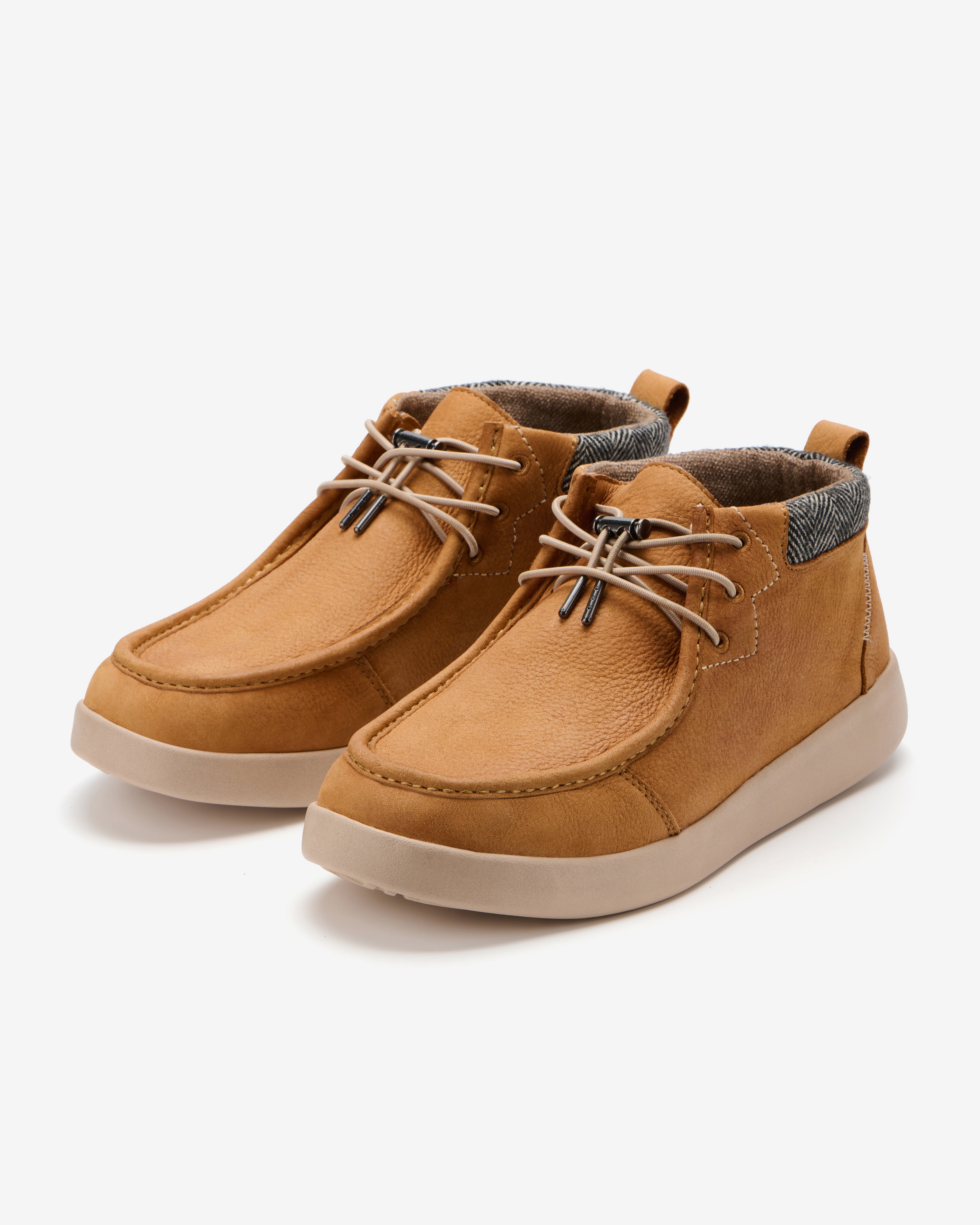 Kickback Hoogah men's tan waxed leather chukka ankle boots, pair view.
