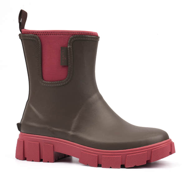 Lazy Dogs ELZ009 Rapid Ladies Brown Wellies, front three-quarter view.